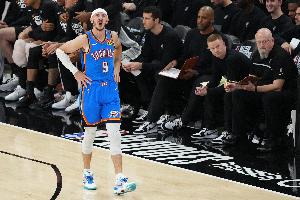大场面先生！卡鲁索半场4中3高效拿到14分4助3断 三分3中2