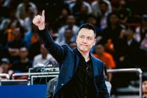 记者：今年上海队的面貌完全不同了 对广厦的两场胜利太硬太硬了