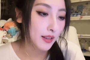 逆天！解说鼓鼓直播公开粉丝私信内容：好想跪在高贵魅力的妈妈脚下