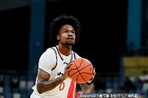 媒体人：古德温的表现无可挑剔 他压过洛夫顿成了上海的第一外援