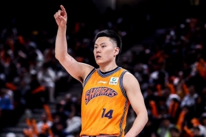 抢爆了！李弘权8中5砍下14分14板2助2断 制霸篮板球