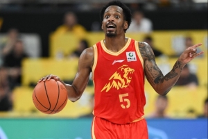 你又要砍50分？小巴里·布朗打满首节 8中5&三分5中3轰14分2助！