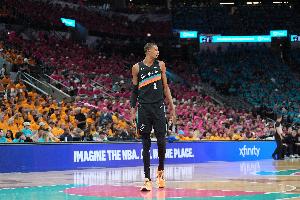 主场被尼克斯球迷攻占？文班：这根本不是影响我们表现的因素