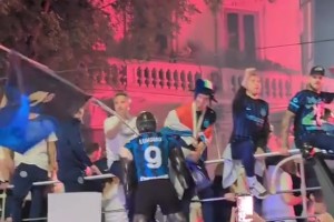 有事真上！实拍：黄博文目睹西海岸球员被侵犯后暴怒